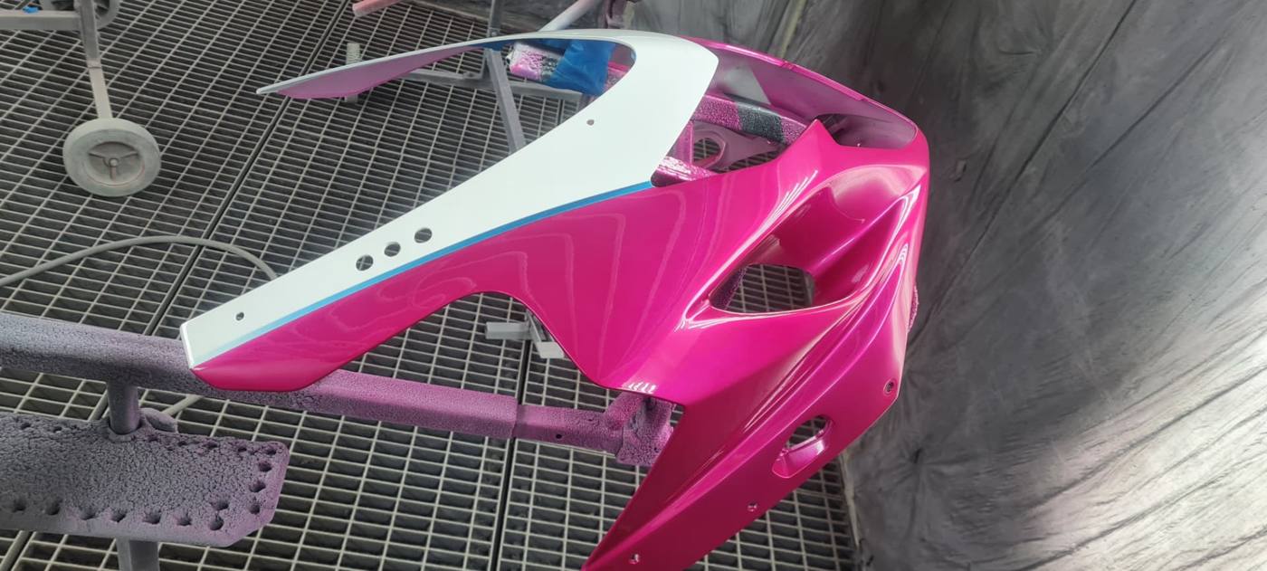 Ružovo-biela motocyklová kapotáž po lakovaní