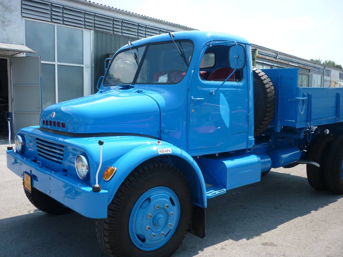 Modrý historický nákladný automobil po renovácii