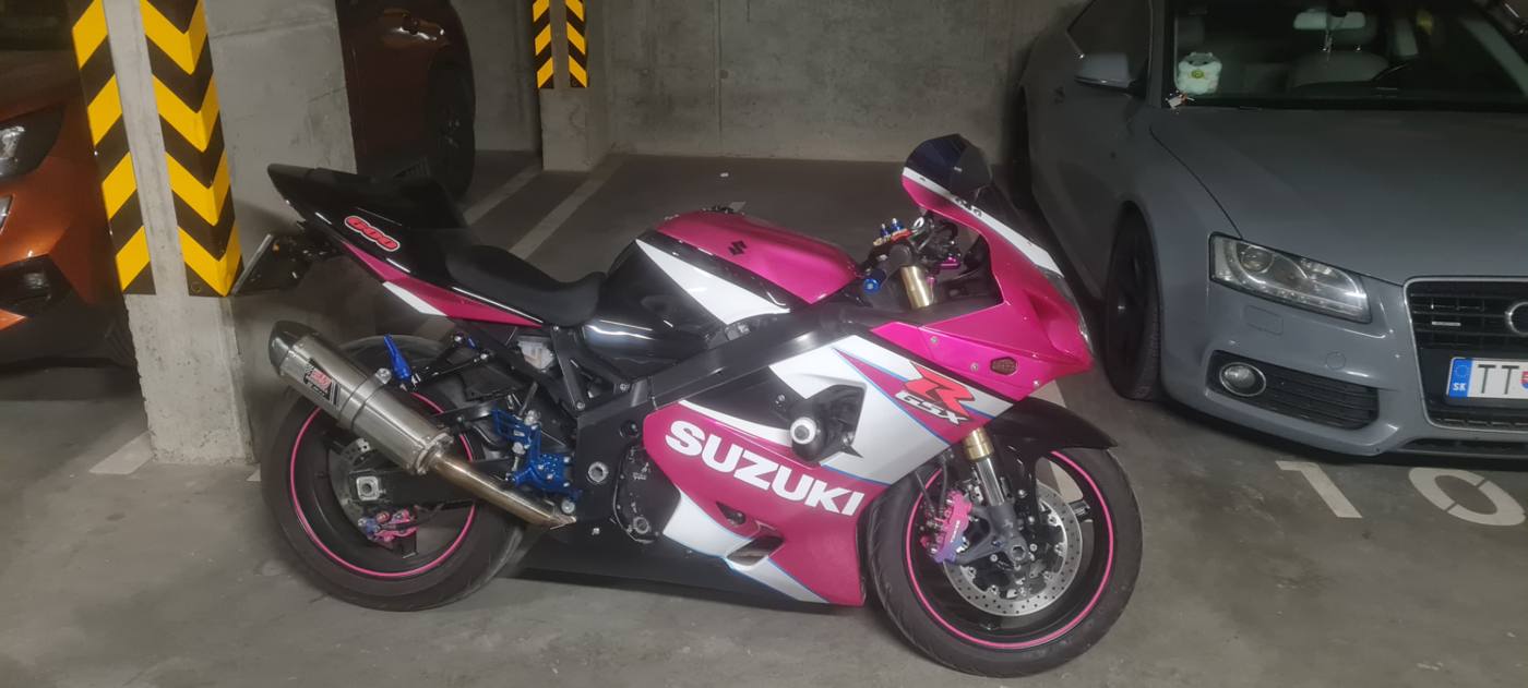 Suzuki GSX-R s ružovou, čiernou a bielou kapotážou